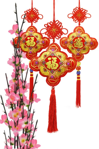 Año nuevo chino adornos tradicionales y flor de ciruelo — Foto de Stock