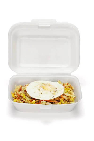 Arroz frito y huevo en caja de espuma de poliestireno —  Fotos de Stock