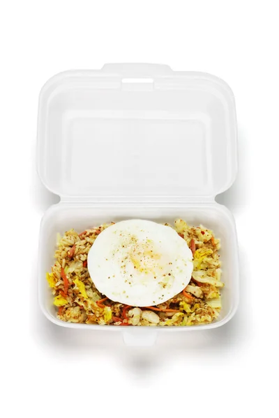 Arroz frito com ovo em caixa de isopor aberta — Fotografia de Stock