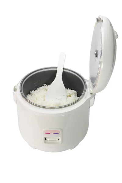 Gekookte rijst in elektrische kookplaat met plastic lepel — Stockfoto