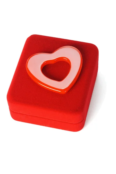 Simbolo di amore a forma di cuore sul portagioie rosso — Foto Stock