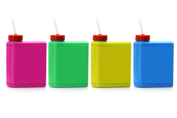 Recipientes coloridos de água de plástico — Fotografia de Stock