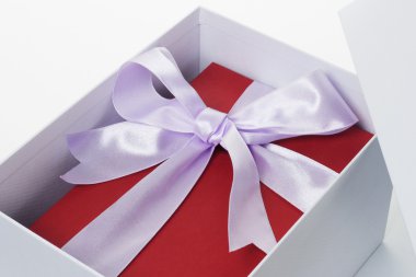 Beyaz kutu içinde şerit yay ile kırmızı giftbox açın