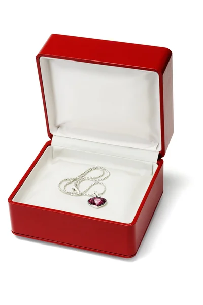 Červený drahokam náhrdelník ve šperkovnici — Stock fotografie