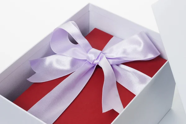 Beyaz kutu içinde şerit yay ile kırmızı giftbox açın — Stok fotoğraf