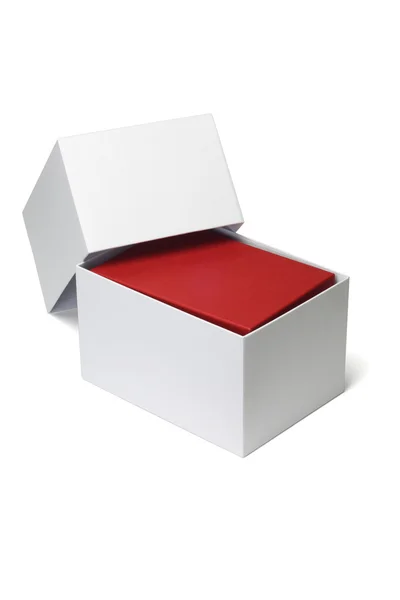 Белая коробка с красным потрохами внутри — стоковое фото