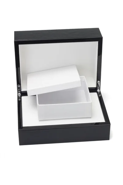 Открыть подарочную коробку внутри черного ящика — стоковое фото