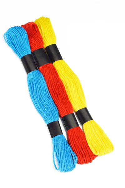 Trzy kolorowe nici do haftu — Zdjęcie stockowe