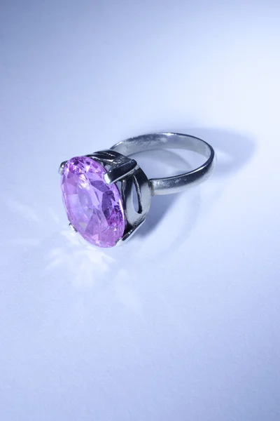 Anel de pedra preciosa violeta — Fotografia de Stock
