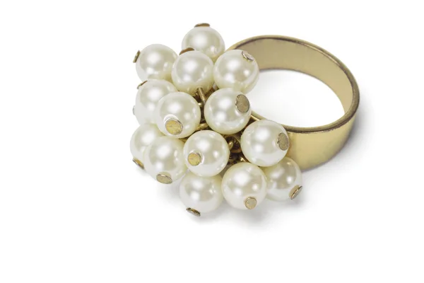 Anillo de oro con perlas brillantes —  Fotos de Stock