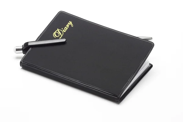 Дневник черного кармана и шариковая ручка — стоковое фото