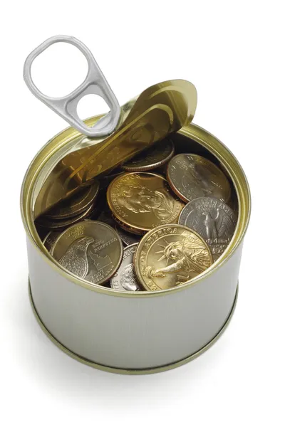 Oss mynt i öppna plåtburk — Stockfoto