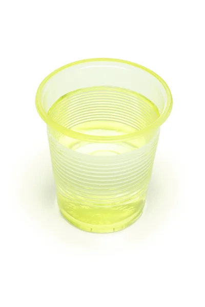 Water in plastic beker — Stockfoto