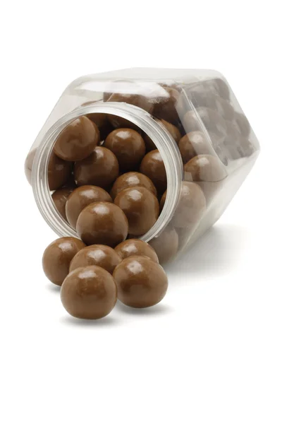 Bolas de chocolate de recipiente caído — Fotografia de Stock