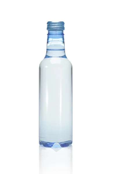 Пластиковая бутылка минеральной воды — стоковое фото