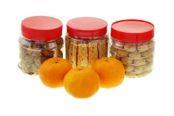 Biscoitos do ano novo chinês e laranjas de tangerina — Fotografia de Stock
