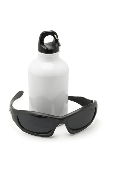 Kovové vody baňky a sportovní brýle — Stock fotografie