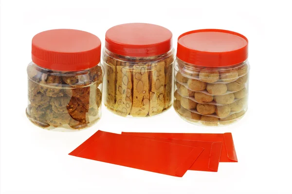 Chinese New Year cookies and red packets — Stock Photo, Image