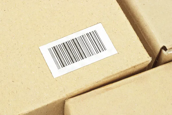 Barcode label op kartonnen doos — Stockfoto