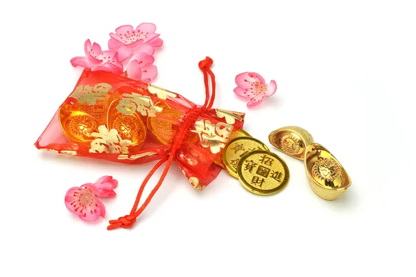 Lingotti d'oro e monete in bustina rossa — Foto Stock