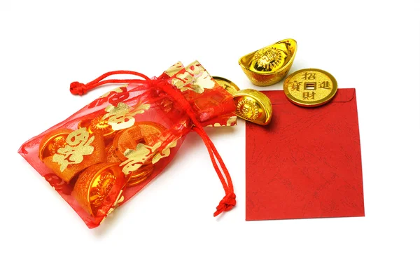 Gouden ingots en munten in rode zakje en rode pakje — Stockfoto