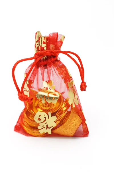 Çin yeni yılı Altın külçeler ve paralar kırmızı dekoratif poşet — Stok fotoğraf