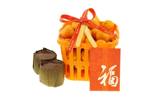 Подарочная корзина из мандаринских апельсинов и китайские новогодние рисовые пироги — стоковое фото