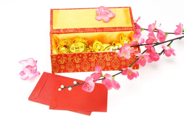 Китайский новый год подарочная коробка, красные пакеты и украшения — стоковое фото