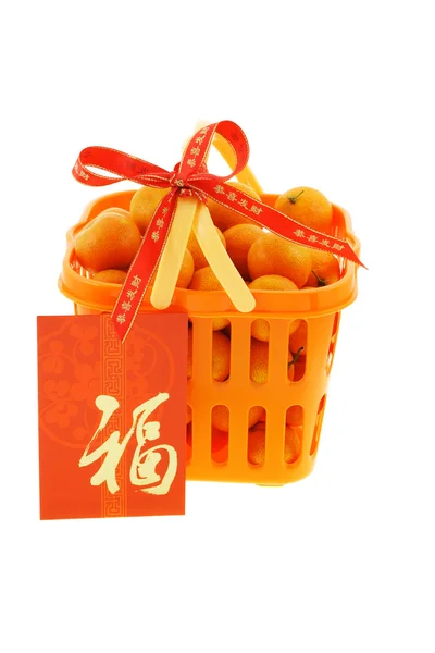 Mandarijn sinaasappelen in geschenk backet en Chinees Nieuwjaar rode pakketten — Stockfoto