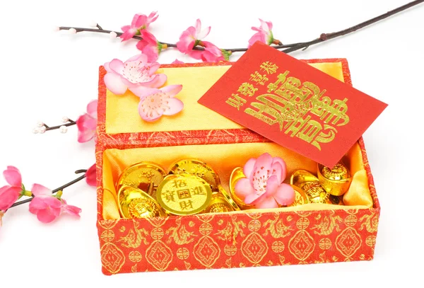Coffret cadeau Nouvel An chinois, paquets rouges et ornements — Photo