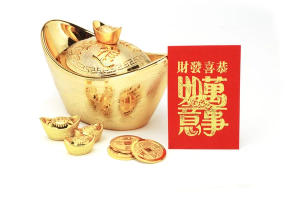 Año nuevo chino lingotes de oro y paquete rojo — Foto de Stock