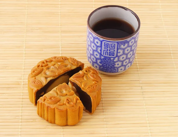 Pastel de luna chino y taza de té —  Fotos de Stock