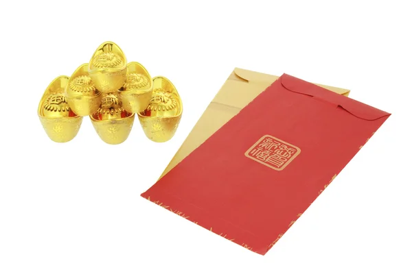 Chinese lunar New Year red packets and gold ingots — Stock Photo, Image