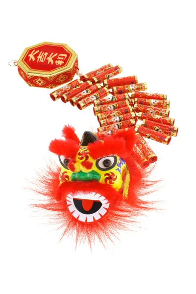 Китайские орнаменты из львиной головы и огнестрельного крекера — стоковое фото