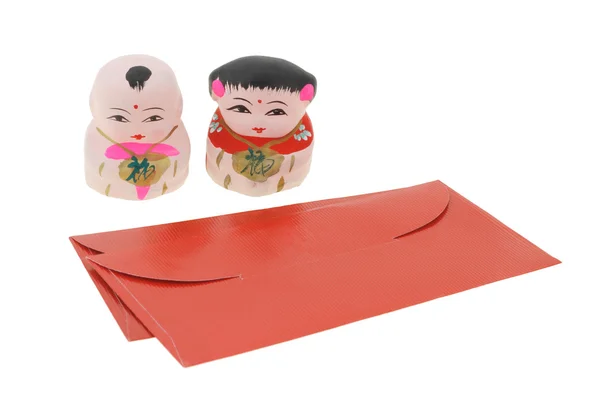 Китайские новогодние статуэтки и красные пакеты — стоковое фото