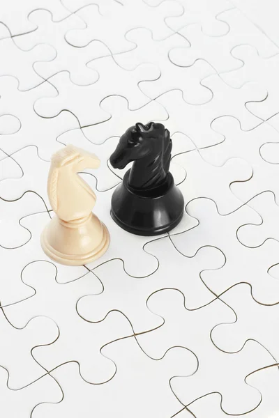 Bílé a černé rytíři a puzzle — Stock fotografie