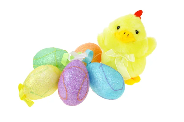 Цветные пасхальные яйца с курицей-матерью — стоковое фото