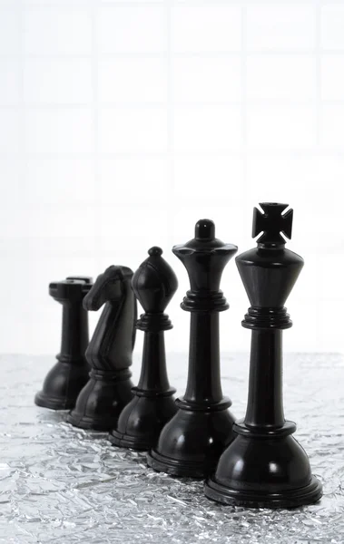 Рядок чорних шахових фігур — стокове фото