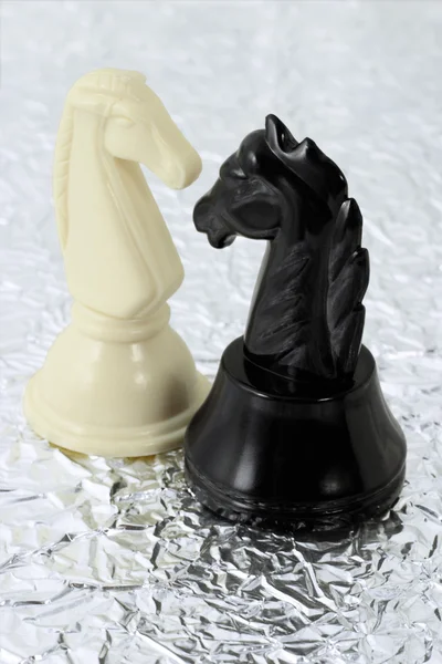 Konfrontation mit schwarzen und weißen Rittern — Stockfoto
