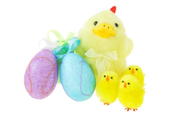 Easter eggs and yellow chicks — Stock Photo, Image
