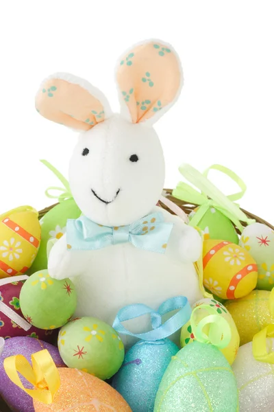 Conejo de Pascua y huevos coloridos — Foto de Stock