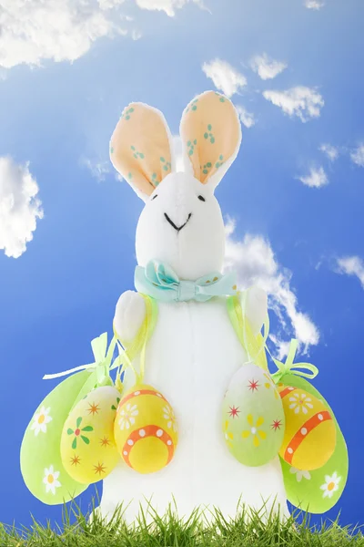 Пасхальный кролик с декоративными яйцами — стоковое фото