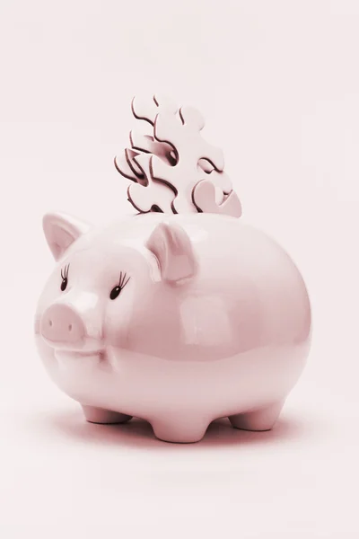 Piggy bank and jigsaw puzzles financial disarray — Stock Photo, Image
