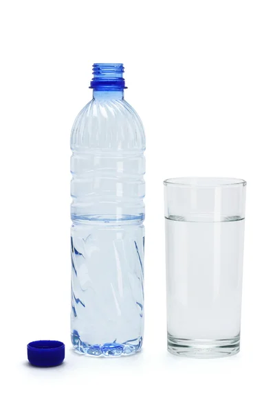 Woda mineralna i szklana butelka — Zdjęcie stockowe