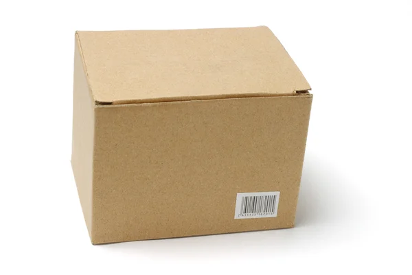 Kartonnen doos op wit — Stockfoto