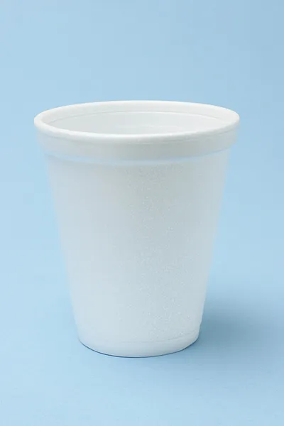 白色的发泡胶杯 — 图库照片