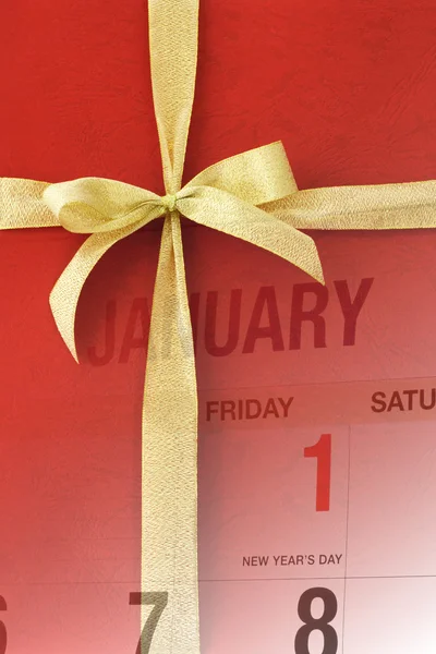 Nytt år kalendersida på röd presentask — Stockfoto