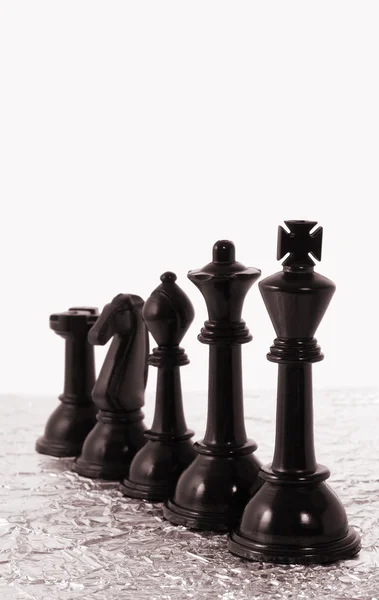 Ряд черных шахматных фигур — стоковое фото