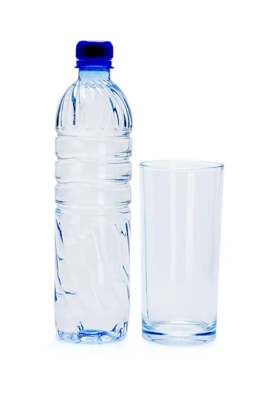 Bir şişe maden suyu ve boş bardak — Stok fotoğraf
