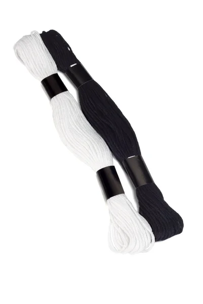 Черно-белые нити для вышивки — стоковое фото